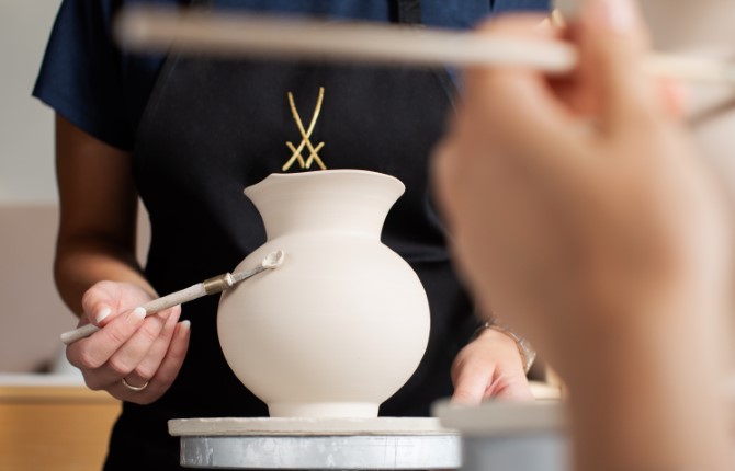 Creative workshop at MEISSEN: Wellenspiel vase shape